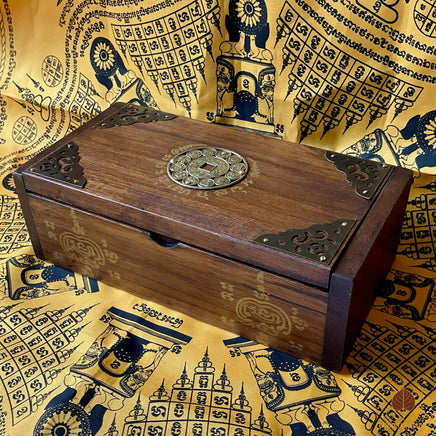 Boîte rituelle de recharge et protection pour amulettes – Yant Mahamongkhön et Yant Gao Yot # 809 Magic of the Buddha