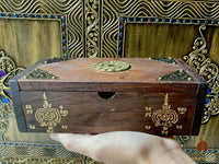 Boîte rituelle de recharge et protection pour amulettes – Yant Mahamongkhön et Yant Gao Yot # 809 Magic of the Buddha