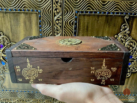 Boîte rituelle de recharge et protection pour amulettes – Yant Mahamongkhön et Yant Gao Yot # 809 Magic of the Buddha