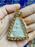 Précieuse amulette Phra Nang Phaya – Projet Royal “Sor Kor”  Édition commémorative des 72 ans du Roi Rama IX  2004) # 706