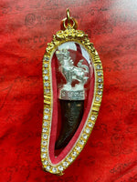 Tiger tooth amulet Kiew Samrit Singh Mahachok Mahaséti – Wat Traimit (2016 edition, n°72/499) # 575
