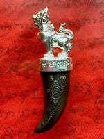 Tiger tooth amulet Kiew Samrit Singh Mahachok Mahaséti – Wat Traimit (2016 edition, n°72/499) # 575