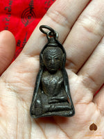 Amulette ancienne en plomb du Bouddha – Encadrement traditionnel en métal # 610