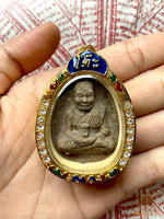Amulette rare Luang Phor Thuat en poudre sacrée – Consécration royale au Wat Bawon Niwet (2012) # 601