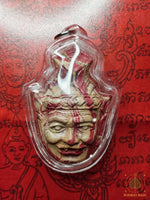 Amulette masque de Lersi (Sian Lersi) en pâte sacrée colorée avec pièce Rama IX (années 1990) # 839 Magic of the Buddha
