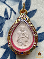 Roon Métta Tham portrait amulet – Most Venerable Luang Phor Koon Parisutho (Wat Banrai, Nakhon Ratchasima) # 606