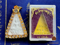 Précieuse amulette Phra Nang Phaya – Projet Royal “Sor Kor”  Édition commémorative des 72 ans du Roi Rama IX  2004) # 706
