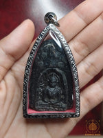 Ancienne amulette Phra Sum Kho en terre cuite noire – Région de Sukhothaï – Bouddha de sagesse et de protection # 878