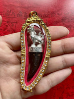 Tiger tooth amulet Kiew Samrit Singh Mahachok Mahaséti – Wat Traimit (2016 edition, n°72/499) # 575