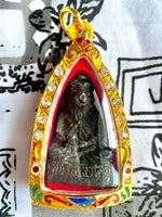 🦁 Amulette de Lersi Singtho – L’ermite à tête de lion en métal ancien