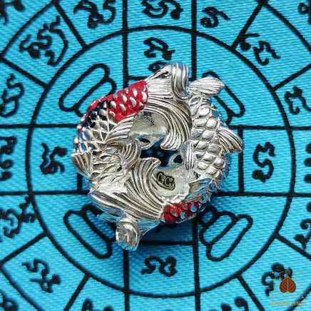 Amulette carpes Koi Matcha Mahasané Le Poisson Enchanteur - Vénérable Ajarn Boy Baramee Thep Bandan # 841 Magic of the Buddha