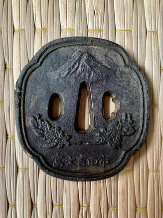 Tsuba japonaise ancienne en fer Mont Fuji et cerisiers Epoque Edo # 797 Magic of the Buddha
