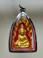 Amulette ancienne de Ksitigarbha entouré de flammes, Bouddha thaï rustique moulé et peint à la main # 857 Magic of the Buddha