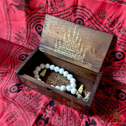 Boîte rituelle de recharge et protection pour amulettes – Yant Mahamongkhön et Yant Gao Yot # 809 Magic of the Buddha