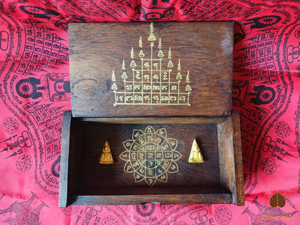 Boîte rituelle de recharge et protection pour amulettes – Yant Mahamongkhön et Yant Gao Yot # 809 Magic of the Buddha