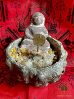 Bol reliquaire ancien en terre cuite avec Bouddhas protecteurs, cire sacrée et sarira multicolores # 673 Magic of the Buddha