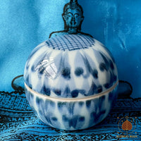 🐍 Pot rituel en céramique bleue et blanche avec amulette Naga et perles reliques Sarira # 803 Magic of the Buddha