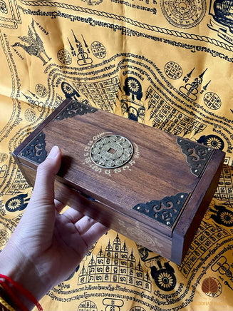 Boîte rituelle de recharge et protection pour amulettes – Yant Mahamongkhön et Yant Gao Yot # 809 Magic of the Buddha