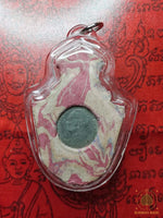 Amulette masque de Lersi (Sian Lersi) en pâte sacrée colorée avec pièce Rama IX (années 1990) # 839 Magic of the Buddha