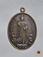 Médaille sacrée de Guan Yin et du Très Vénérable Luang Phor Noi Juntho du Wat Huay Sai Tai # 881 Magic of the Buddha