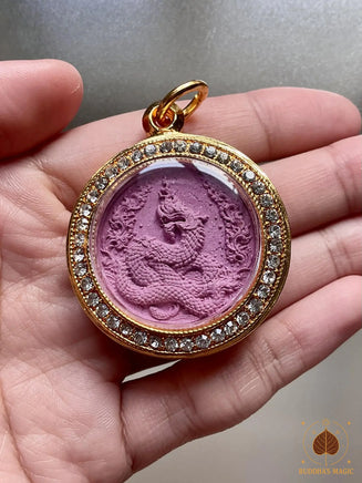 Amulette violette Pu Sri Suttho Nakarat Racha (Roon Duang Séthi) – Wat Maniwong # 820 Magic of the Buddha