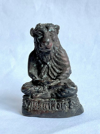 🦁 Amulette de Lersi Singtho – L’ermite à tête de lion en métal ancien
