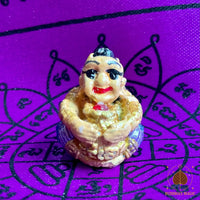 Amulette bille Look Aum Khuman Thong peinte à la main – Wat Païlom (début années 2000) # 718