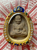 Amulette rare Luang Phor Thuat en poudre sacrée – Consécration royale au Wat Bawon Niwet (2012) # 601