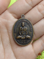 Médaille sacrée de Guan Yin et du Très Vénérable Luang Phor Noi Juntho du Wat Huay Sai Tai # 881 Magic of the Buddha