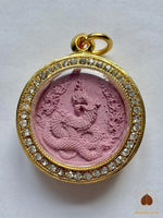 Amulette violette Pu Sri Suttho Nakarat Racha (Roon Duang Séthi) – Wat Maniwong # 820 Magic of the Buddha