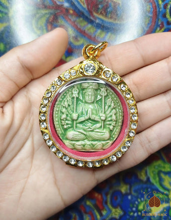 Amulette en céramique de Guan Yin à mille bras Namgyalma - Wat Boman Khunaram # 843 Magic of the Buddha