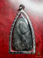 Ancienne amulette Phra Sum Kho en terre cuite noire – Région de Sukhothaï – Bouddha de sagesse et de protection # 878
