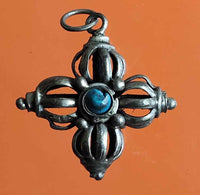 Jolis petits pendentifs Tibétains en forme de dorje (Vajra).&nbsp;