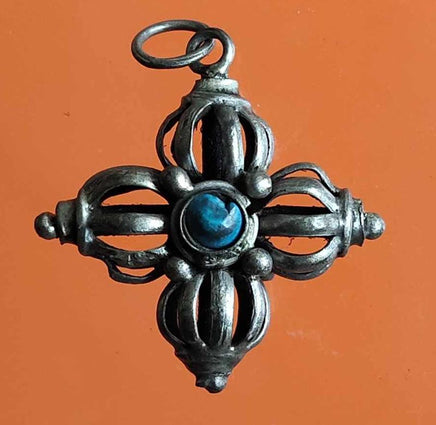 Jolis petits pendentifs Tibétains en forme de dorje (Vajra).&nbsp;