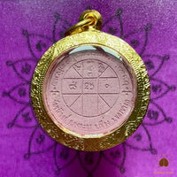Amulette violette Pu Sri Suttho Nakarat Racha (Roon Duang Séthi) – Wat Maniwong # 820 Magic of the Buddha
