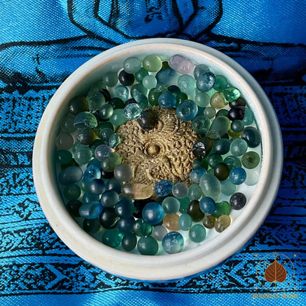 🐍 Pot rituel en céramique bleue et blanche avec amulette Naga et perles reliques Sarira # 803 Magic of the Buddha