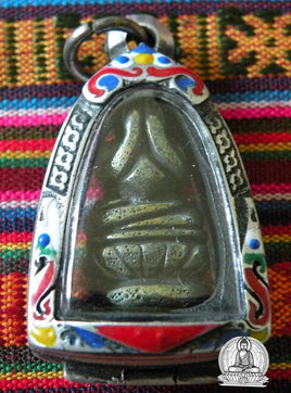 Amulette alchimique du Bouddha protecteur Phra Pidta consacrée au Wat Huae Jorakei.