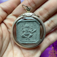 Amulette Phra Pikanet aux reliques Hin Phratat rouges - Vénérable Phra Kruba Krissana du Wat Pah Mahawan # 865