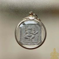 Amulette Phra Pikanet aux reliques Hin Phratat rouges - Vénérable Phra Kruba Krissana du Wat Pah Mahawan # 865