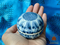 🐍 Pot rituel en céramique bleue et blanche avec amulette Naga et perles reliques Sarira # 803 Magic of the Buddha