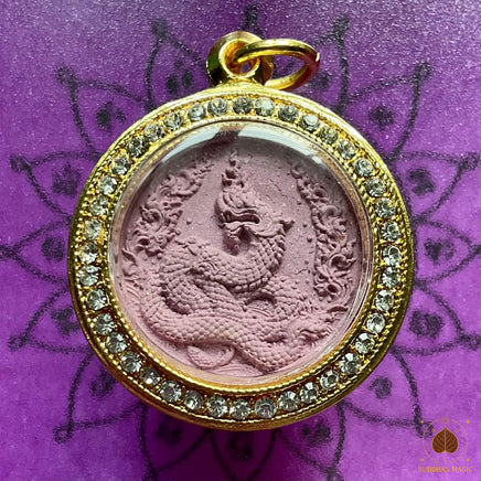 Amulette violette Pu Sri Suttho Nakarat Racha (Roon Duang Séthi) – Wat Maniwong # 820 Magic of the Buddha