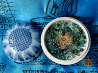 🐍 Pot rituel en céramique bleue et blanche avec amulette Naga et perles reliques Sarira # 803 Magic of the Buddha