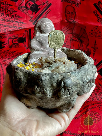 Bol reliquaire ancien en terre cuite avec Bouddhas protecteurs, cire sacrée et sarira multicolores # 673 Magic of the Buddha