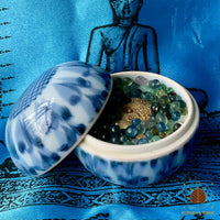 🐍 Pot rituel en céramique bleue et blanche avec amulette Naga et perles reliques Sarira # 803 Magic of the Buddha