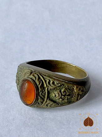 ✨Bague sacrée ancienne de temple thaï – Bronze gravé et cabochon ambre # 789 Magic of the Buddha