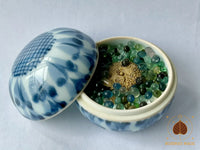 🐍 Pot rituel en céramique bleue et blanche avec amulette Naga et perles reliques Sarira # 803 Magic of the Buddha