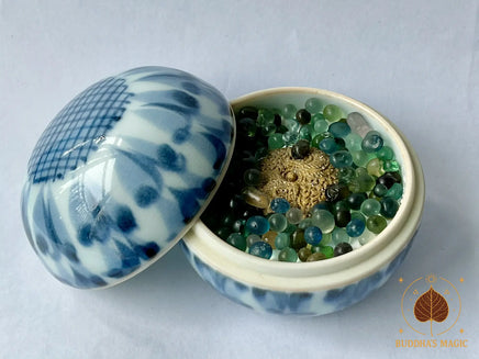 🐍 Pot rituel en céramique bleue et blanche avec amulette Naga et perles reliques Sarira # 803 Magic of the Buddha
