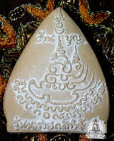 Tablette votive de Phra Naraï (Vishnou) sur un garouda - Wat Kositharam (temple du Très Vénérable LP Kuay) # 11