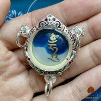 💎 Amulette Sangye Menla – Pierre sacrée bleue et blanche peinte de la lettre germe du mantra de Sangye Menla # 692