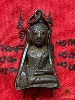 Amulette ancienne en plomb du Bouddha – Encadrement traditionnel en métal # 610